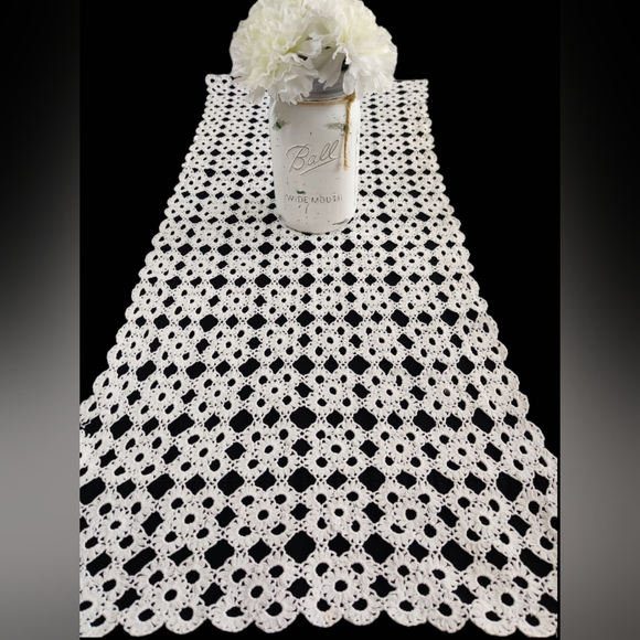 Vintage crocheted, dresser scarf, table runner, doily table linens rectangular - Picture 3 of 10